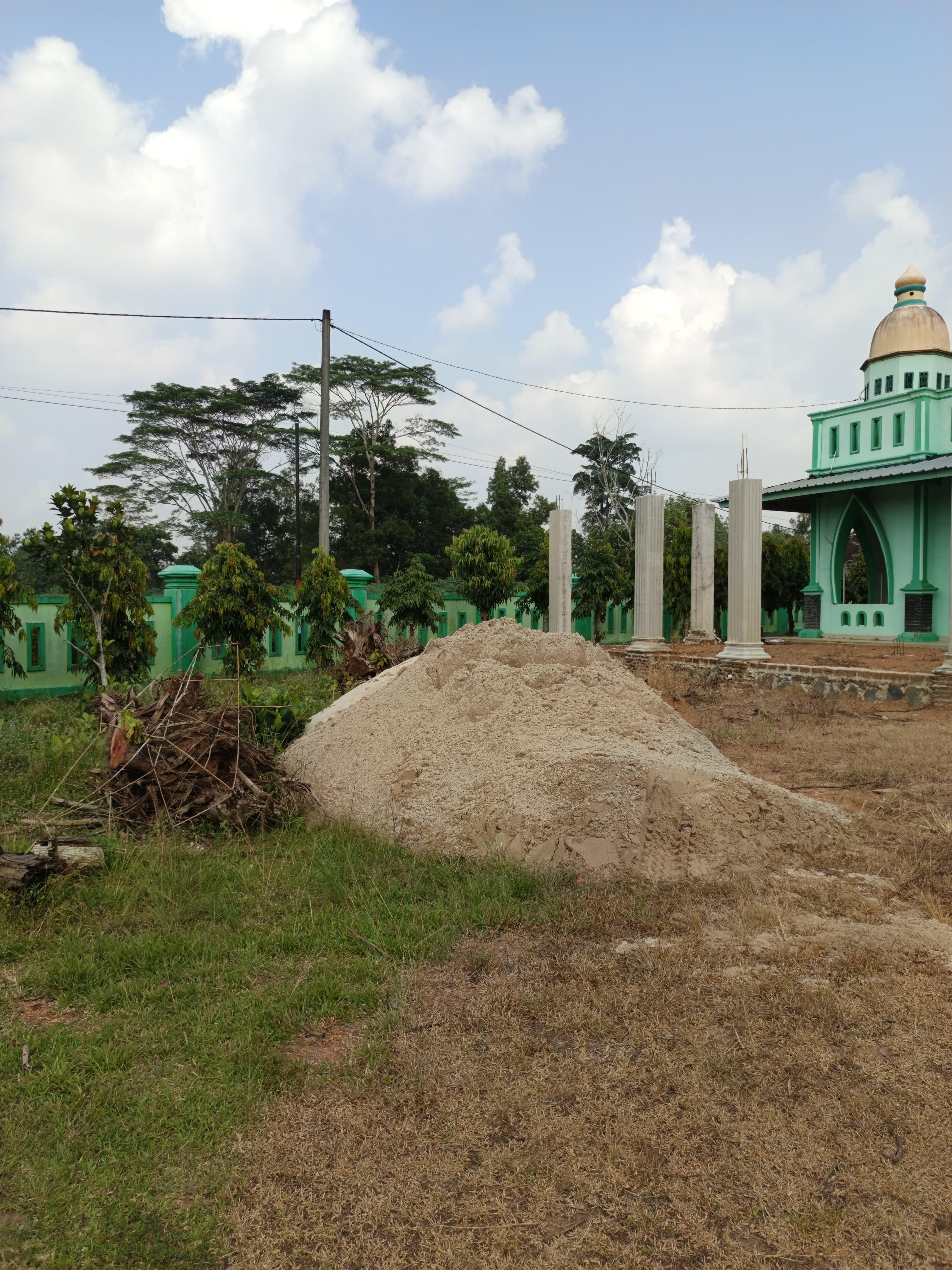 Sumbangan 1 Rit Pasir dari Ibu Maratu Sholekah untuk Pembangunan Masjid Baitul Ulum SMKN 1 Raman Utara